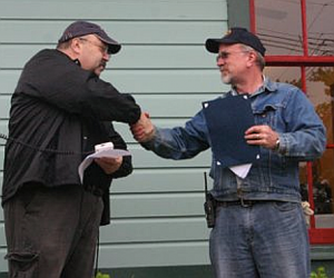 Hawthorne Mayor Richard Goldberg congratulates VRA President KC Smith